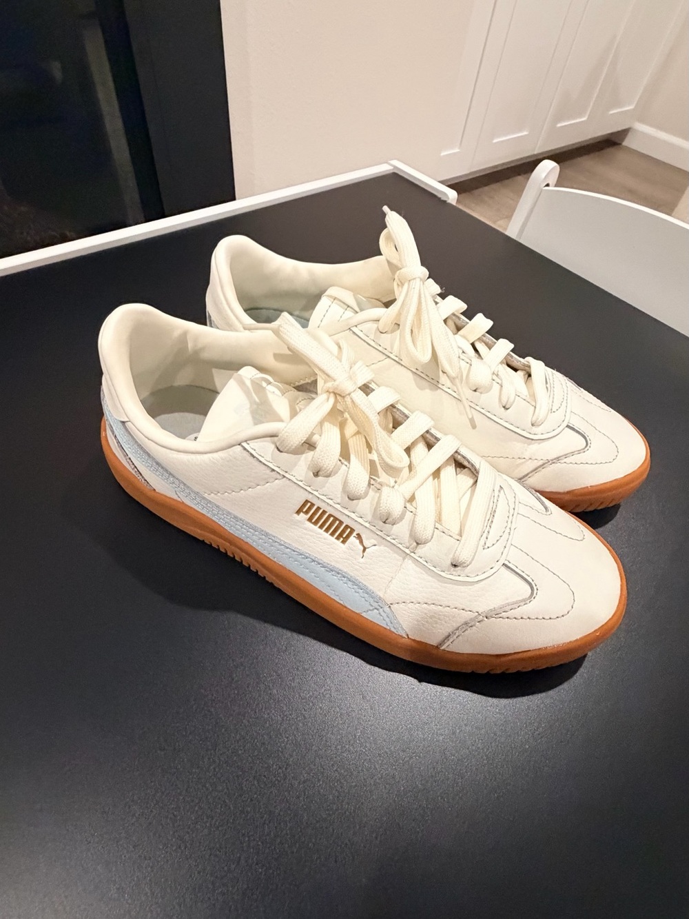 Puma Men’s Cream Sneakers with Light Blue Stripe and Gum Sole